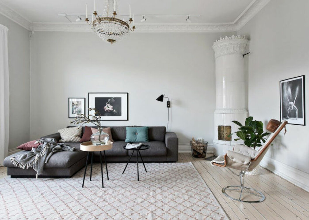 Foto: <a href="https://www.instagram.com/mariasahlander/?hl=sv" target="_blank" rel="noopener">Maria Sahlander</a> Styling: <a href="https://www.instagram.com/by_boninterior/?hl=sv" target="_blank" rel="noopener">By Bon Interior</a> för <a href="https://www.instagram.com/bjurfors_goteborg/" target="_blank" rel="noopener">Bjurfors</a>/mäklare: Anna Melin Vardagsrum med kakelugn