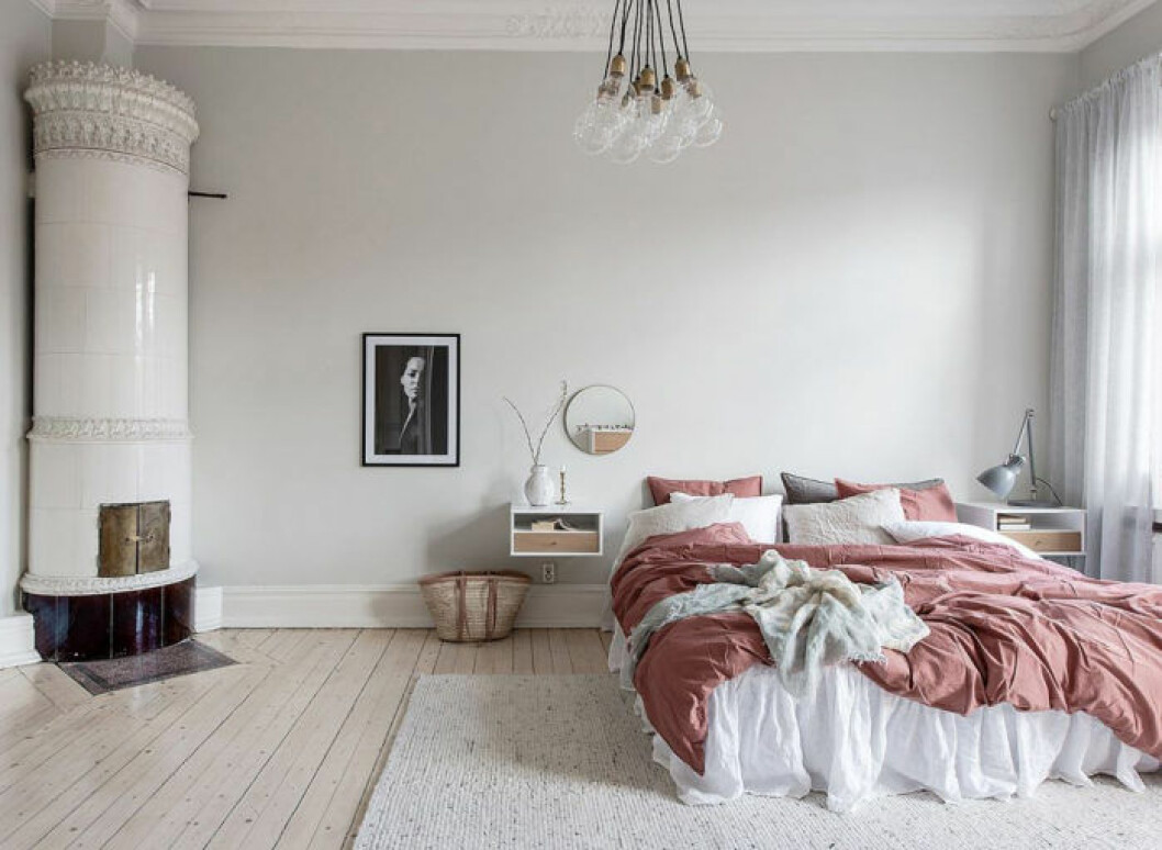 Foto: <a href="https://www.instagram.com/mariasahlander/?hl=sv" target="_blank" rel="noopener">Maria Sahlander </a>Styling: <a href="https://www.instagram.com/by_boninterior/?hl=sv" target="_blank" rel="noopener">By Bon Interior</a> för <a href="https://www.instagram.com/bjurfors_goteborg/" target="_blank" rel="noopener">Bjurfors</a>/mäklare: Anna Melin Kakelugn, sovrum