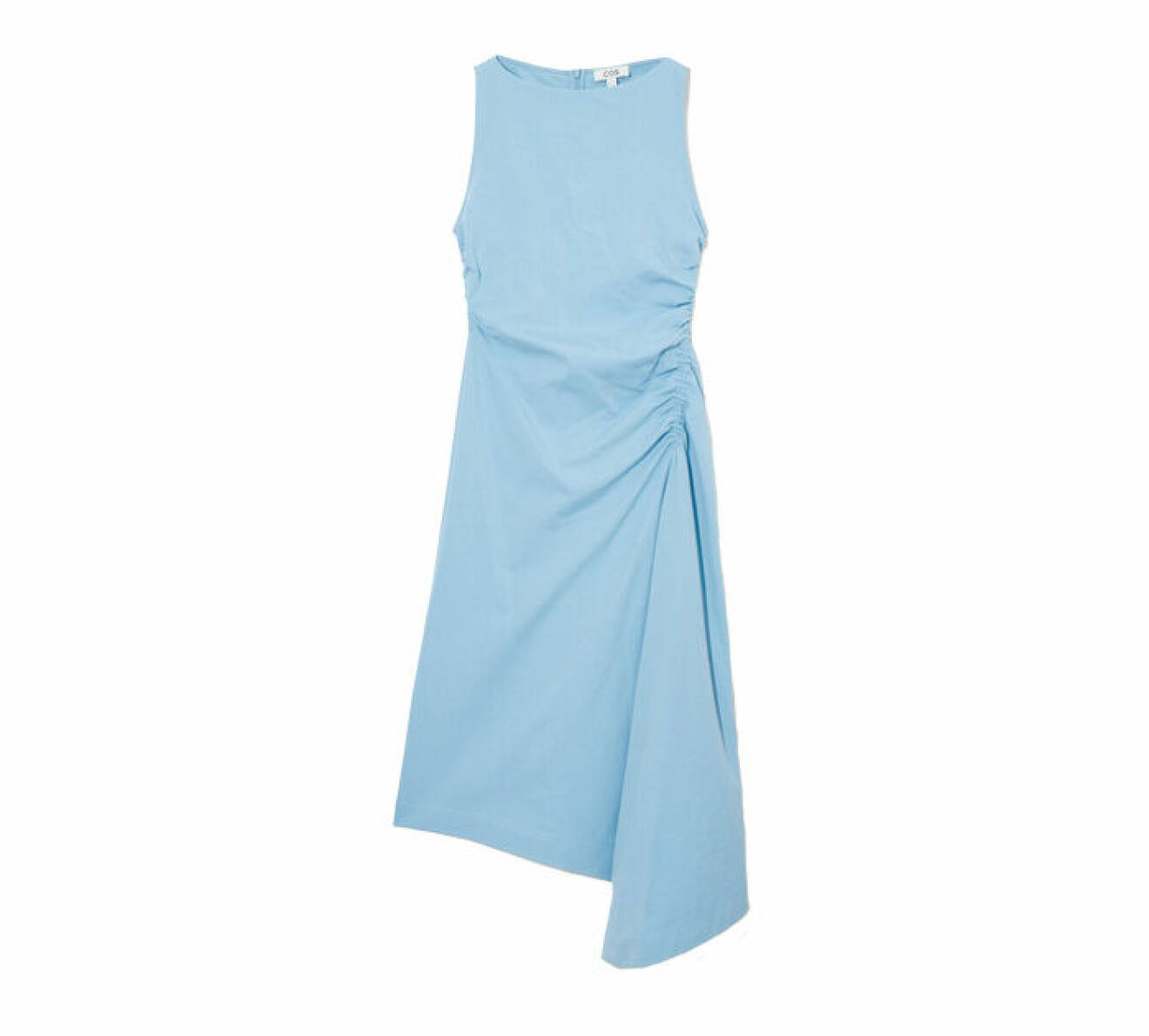 ljusblå klänning med asymmetrisk fåll nertill och rynkdetalj vid midjan från Cos