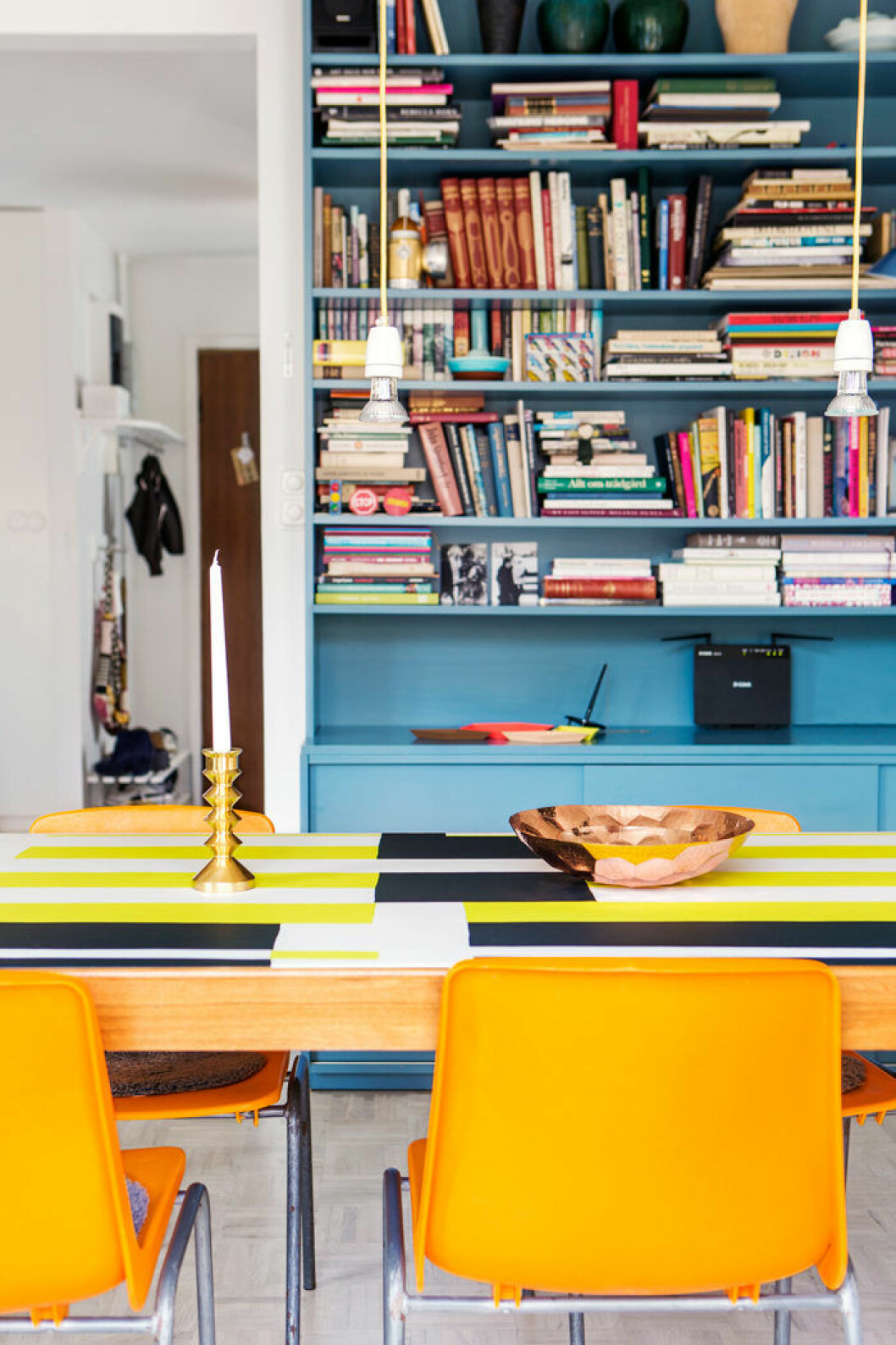 Foto: Ester Sorri, styling: Marit G Engstedt. Ur reportaget: <a href="https://www.elle.se/decoration/fargstark-funktion-med-loppisfynd-i-radhuset/">”Färgstark funktion med loppisfynd i radhuset”</a>. bla-bokhylla-matplats-vaxduk-foto-ester-sorri