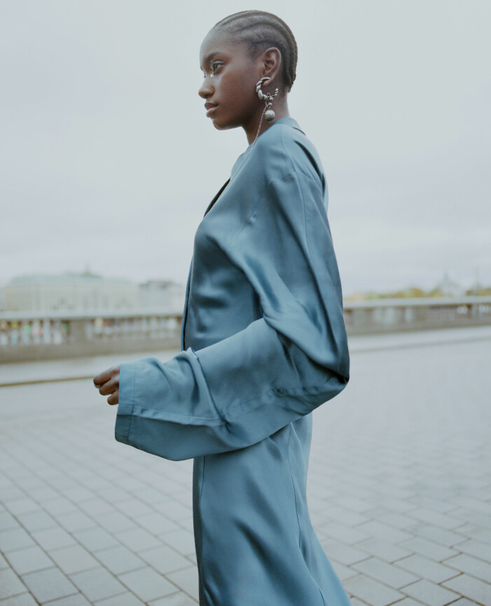 Klänning, 9 300 kr, och örhänge, 1 400 kr, allt Acne Studios. Blå klänning från Acne Studios