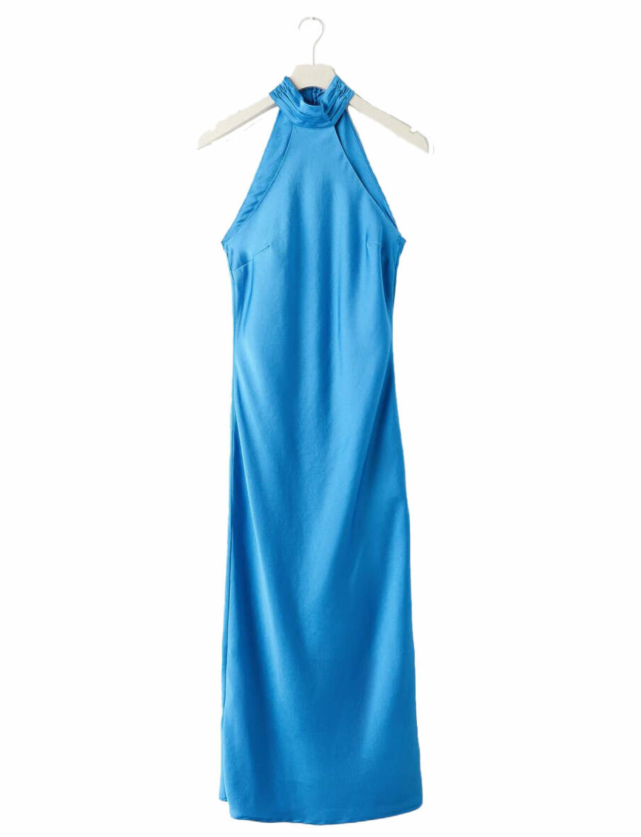 Blå klänning med öppen rygg.