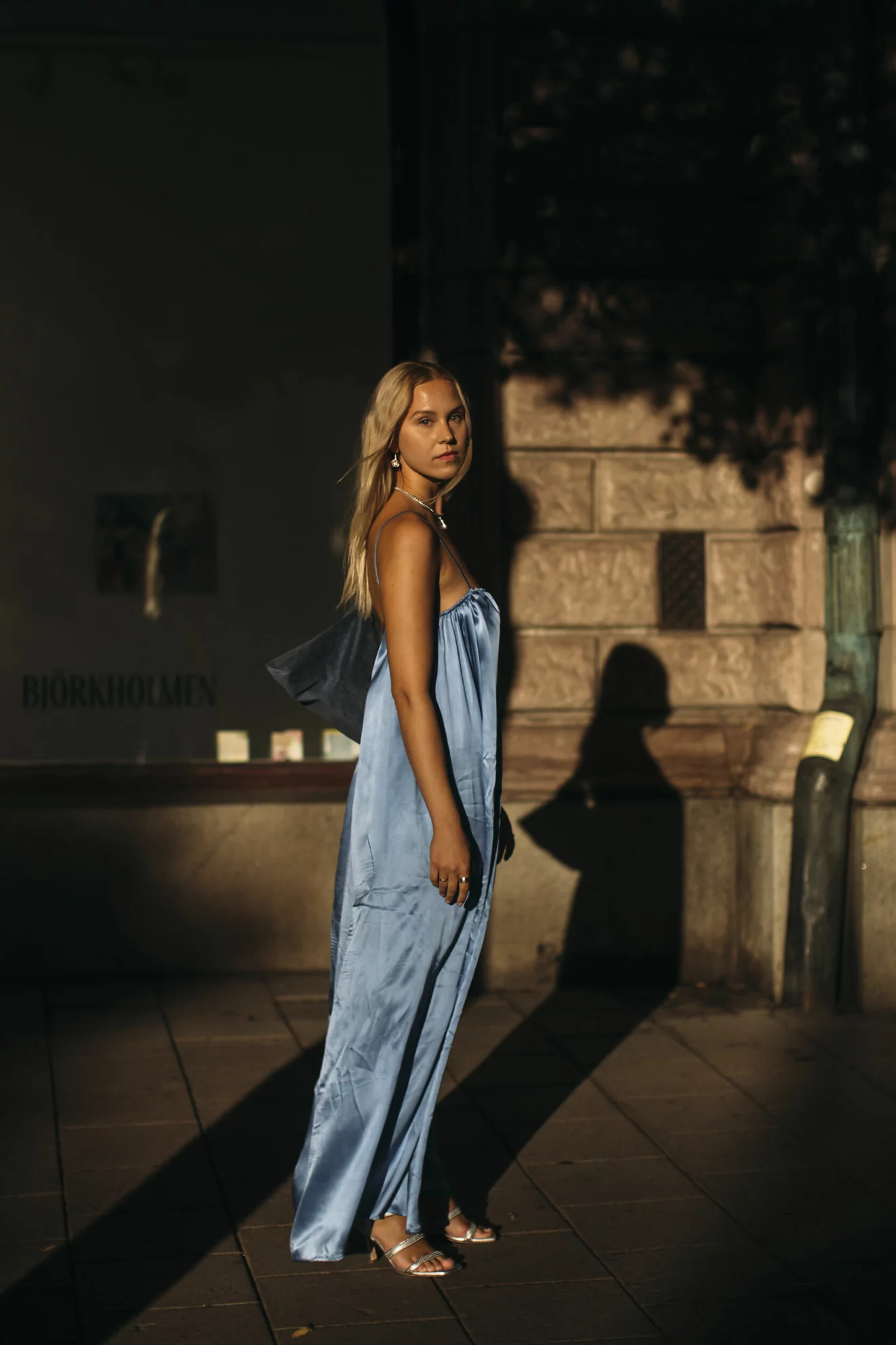 klänning i ljusblå nyans gjord i siden street style stockholm