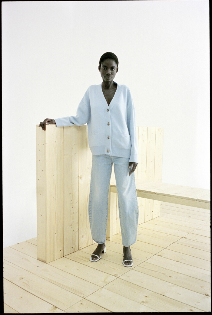 Klassiska koftan och avslappnad denim i vårens finaste färg – babyblå. blå look toteme x mytheresa