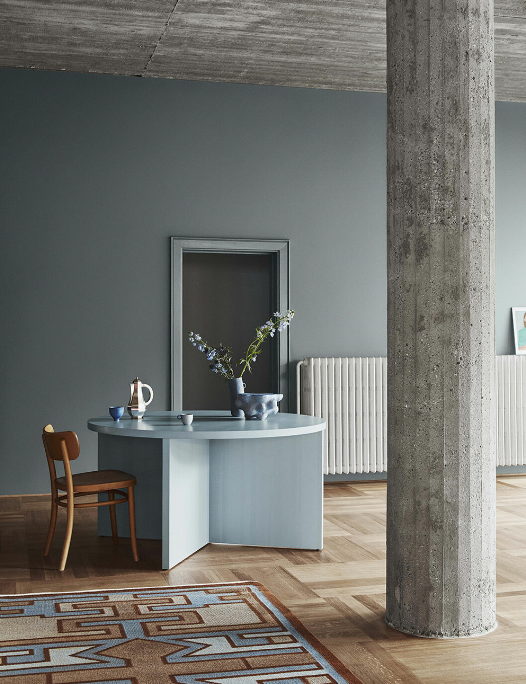 <em>5490 Serene Blue</em> är en blågrön väggfärg som ger ett harmoniskt intryck. Foto: Line T. Klein Styling: Kråkvik & D’Orazio för Jotun Blågrön väggfärg från Jotun - 5490 Serene Blue