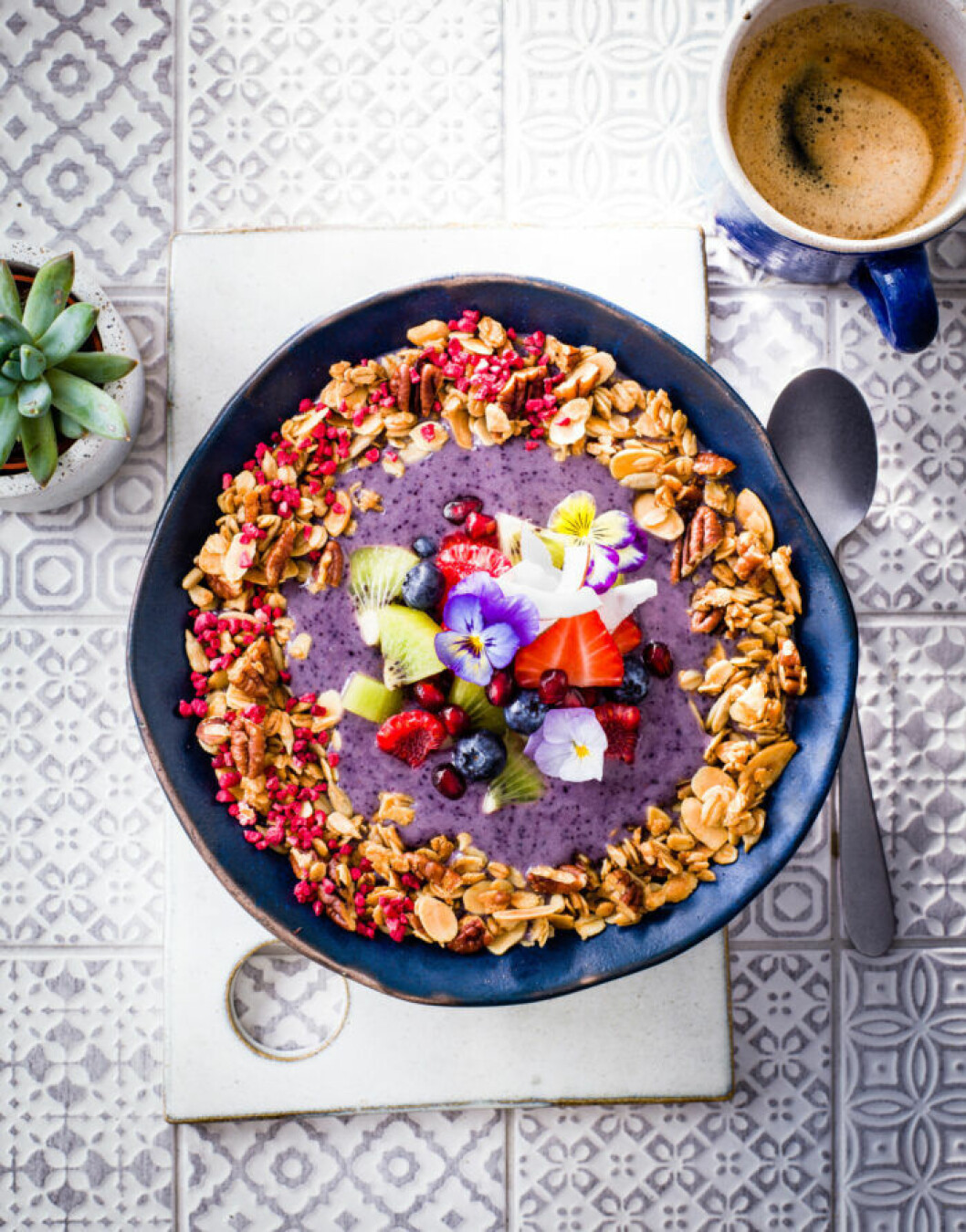 Smoothiebowl med blåbär och granola. Recept på smoothiebowl med blåbär och granola