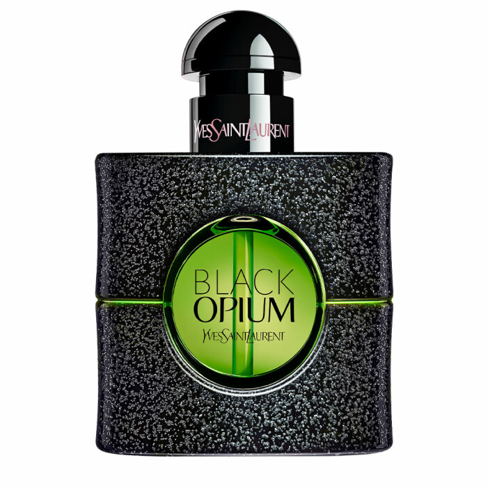 ”Jag har länge gillat Carolina Herreras <em>Good girl</em>, men fick nyligen <em>Black opium</em> och den blev direkt en ny favorit.” <em>Black opium</em>, 625 kr/30 ml edp, YSL. <i>Black opium</i>, 625 kr/30 ml edp, YSL.