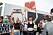 Tjejer håller upp skyltar med budskap om Black Lives Matter