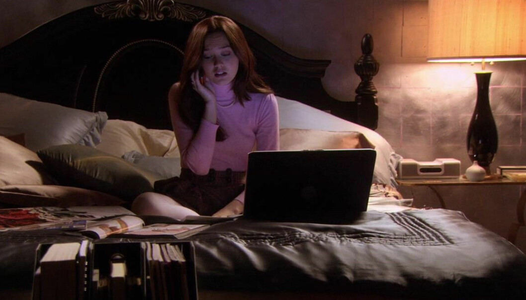 Blair Waldorf från Gossip Girl sitter vid laptop.