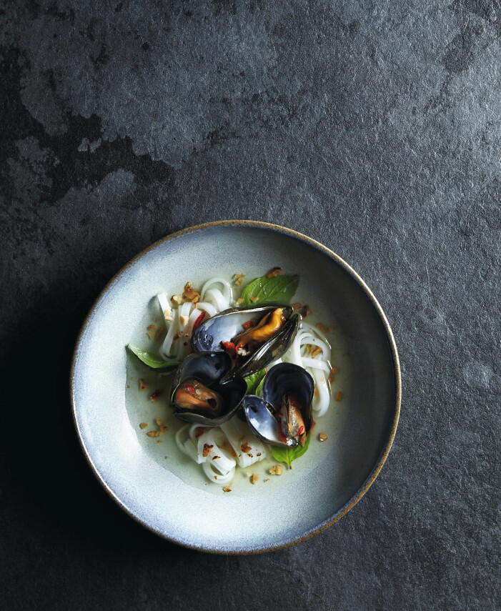 En frisk dryck med sötma och skaldjur är en vinnande kombination. Här hittar du recept på <a target="_blank" href="https://www.elle.se/mat-och-vin/3-lyxiga-lattlagade-skaldjursrecept/4924049">pho med blåmusslor</a>. Foto: Columbus Leth. Tips på vin till skaldjur och vin till ostron
