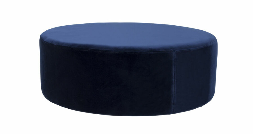 Sammetspuff <em>Blanca</em> <em>Ottoman</em>, 90 cm i diameter, 3 950 kr, Melimeli. marinblå Sammetspuff Blanca Ottoman
