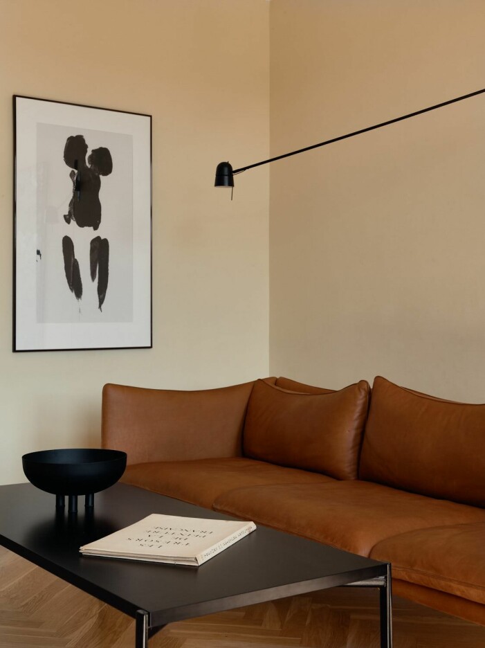 Blanda pastellfärger tillsammans med svart och brunt för stilrena kontraster. Foto: Fredric Boukari/Emilsson för <a target="_blank" href="https://www.instagram.com/historiskahem/">Historiska Hem</a>. Styling: Petra Yngfalk. Mäklare: Henriette Gerson. Blanda pastellfärger tillsammans med svart och brunt för stilrena kontraster.
