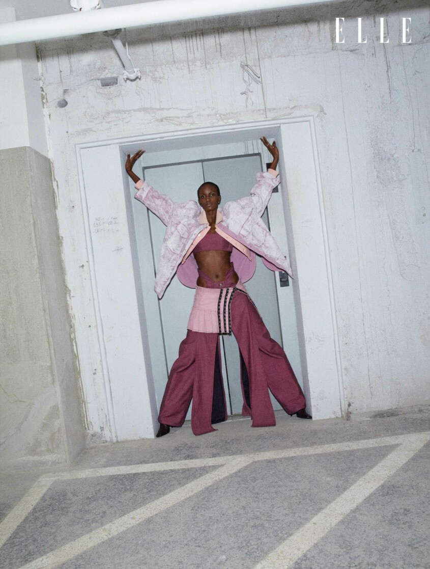 Overshirt-jacka, 9 039 kr, The Attico/Mytheresa. Kort jacka, 8 167 kr, Mugler/Mytheresa. Behå och rosa jeans, pris vid beställning, Desirée Bjurinder Fritzon. Kjol, 1 731 kr, Icon Vision. Stövlar, 6 900 kr, Acne Studios. Örhänge, 800 kr, och ring, 1 800 kr, båda Arto. Ring med nitdetaljer, Cartier. Modellen har på sig en overshirt-jacka i rosa och vit denim, en kort ljusrosa jacka och matchande behå och jeans i mörkrosa.
