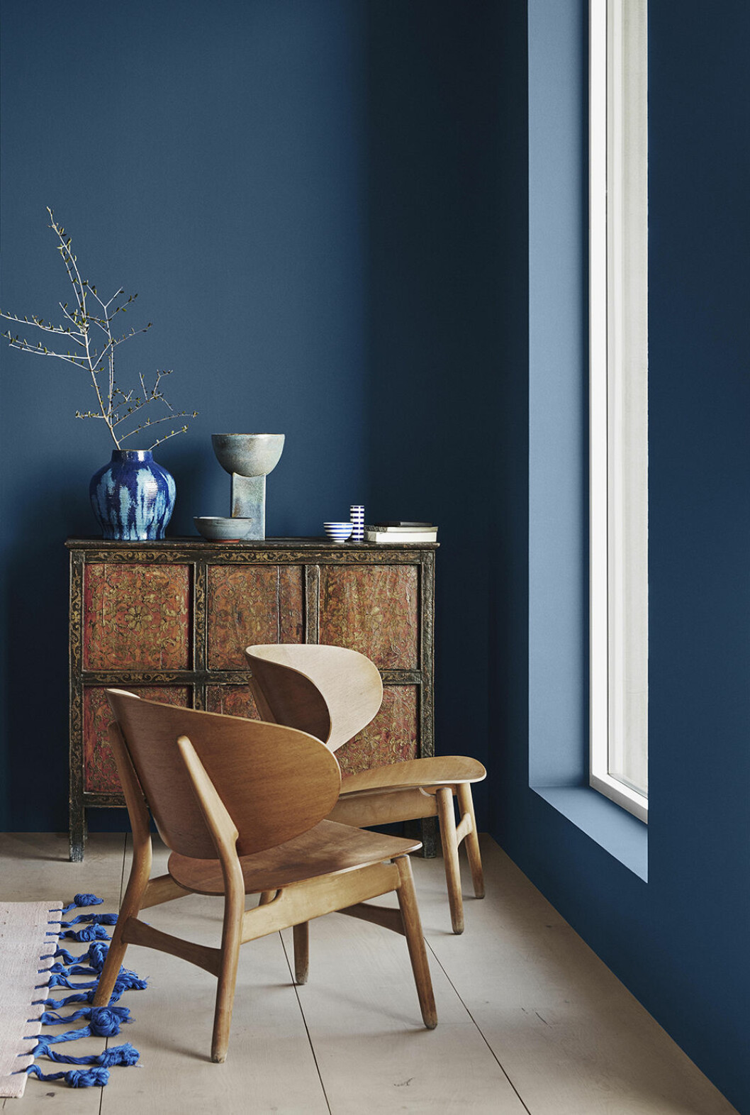 <em>Statement Blue</em> är en klar och stark blå färg som ger ett sofistikerat intryck. Foto: Line T. Klein Styling: Kråkvik & D’Orazio för Jotun Statement blue - fin blå väggfärg från Jotun 2020