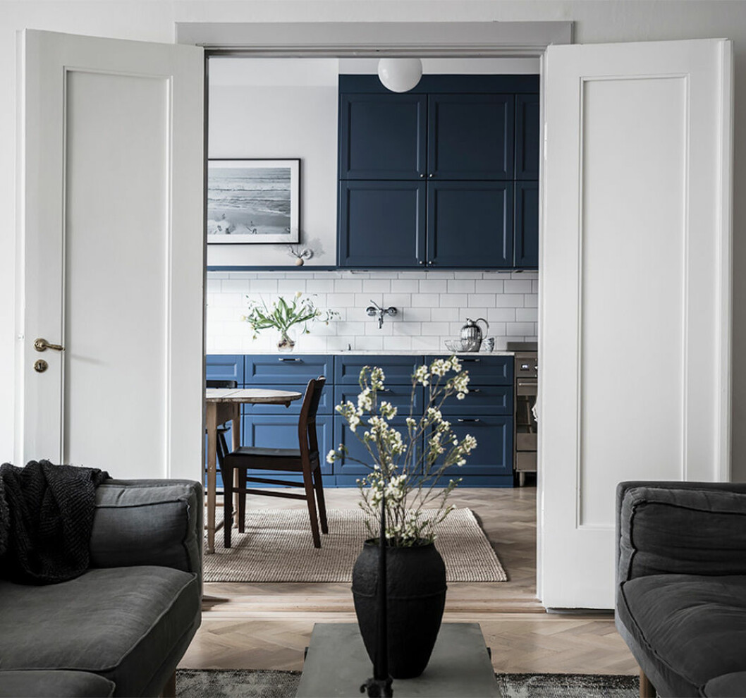 Ett kök i blått är ett tidlöst val. Foto: Anders Bergstedt för <a href="https://www.instagram.com/entrancemakleri/" target="_blank" rel="noopener">Entrance Mäkleri</a>/mäklare: Erika Bergholm Kök i trendigt blått