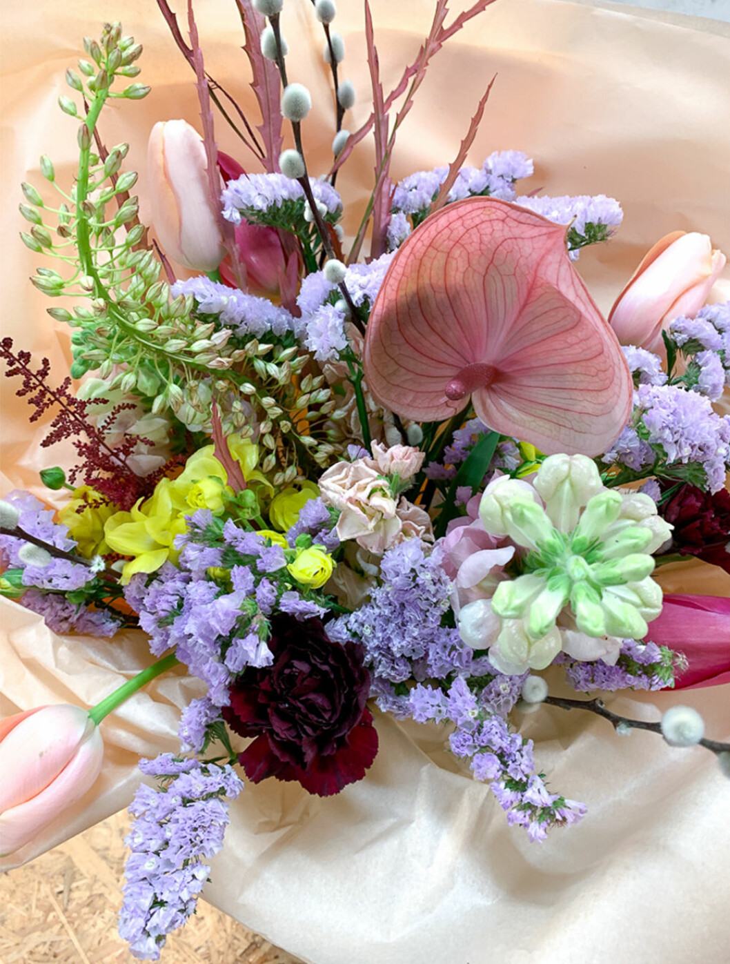 Satsa på flamingoblomma, nejlikor, kvistar och andra snittblommor som håller sig fina länge. Foto: Flowery Blombukett med flamingoblomma