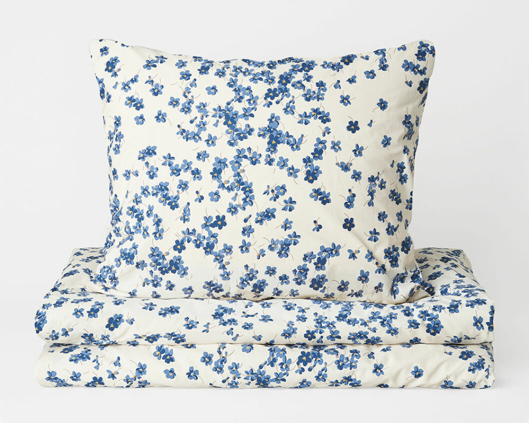 bäddset med violblommor från åhléns