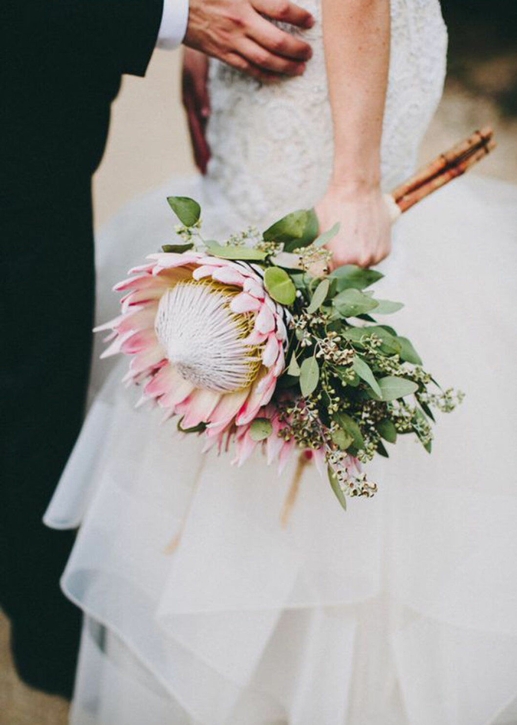 Foto via: <a href="http://www.mydomainehome.com.au/top-wedding-trends-2016" target="_blank" rel="noopener">MyDomaine</a> Enkla buketter, rosa blomma.