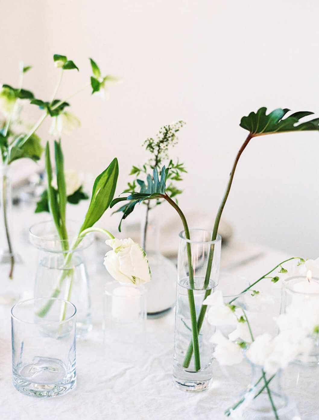 Foto via: <a href="https://www.oncewed.com/featured/ethereal-minimalism-inspiration-pretty-wedding/" target="_blank" rel="noopener">Oncewed</a> Minimalistiska arrangemang