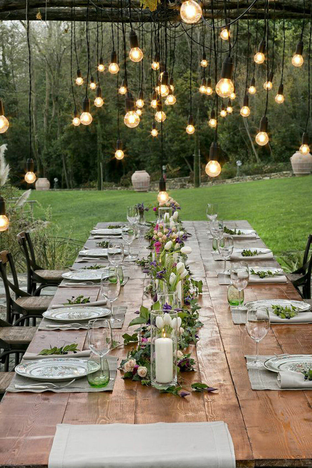Duka med massor av blommor till festen