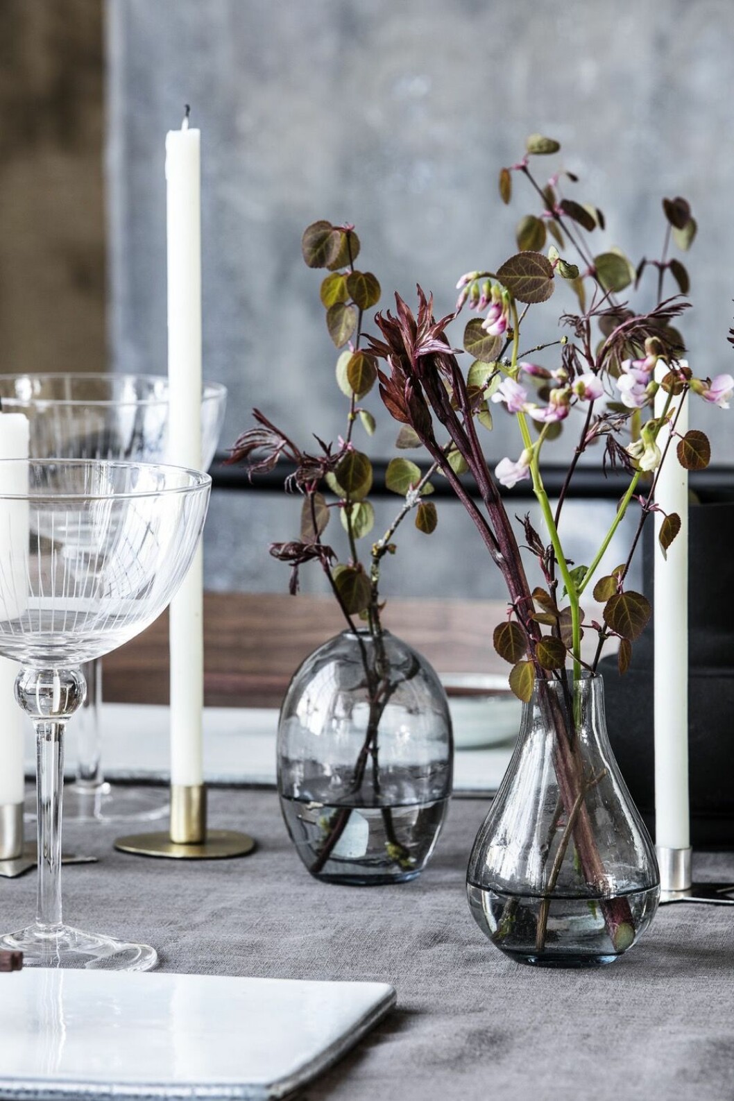 Blommor i vas och festdukning