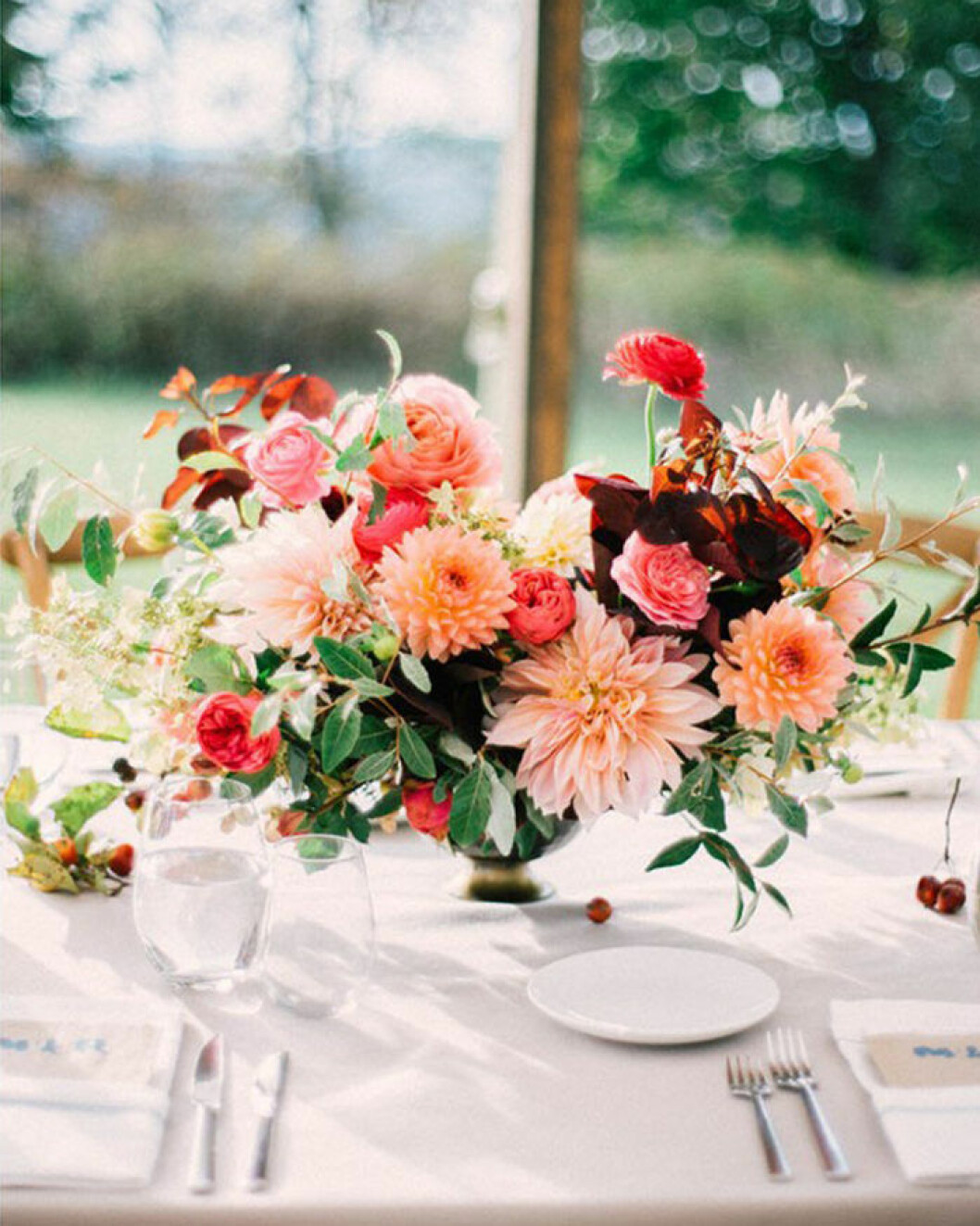 Foto via: <a href="http://poppiesandposies.com/portfolio/mollie-rob/" target="_blank" rel="noopener">Poppies & Posies</a> Dekorera med blommor även i höst