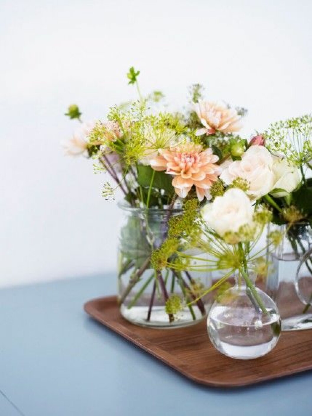 Samla ett blomsterstilleben på en bricka! Längst fram i vassamlingen, <em>Ekollon</em> från Svenskt Tenn. Samla ett blomsterstilleben på en bricka! Längst fram i vassamlingen, Ekollon från Svenskt Tenn.