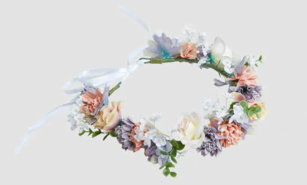 Blomsterkrans med blått band från gina tricot