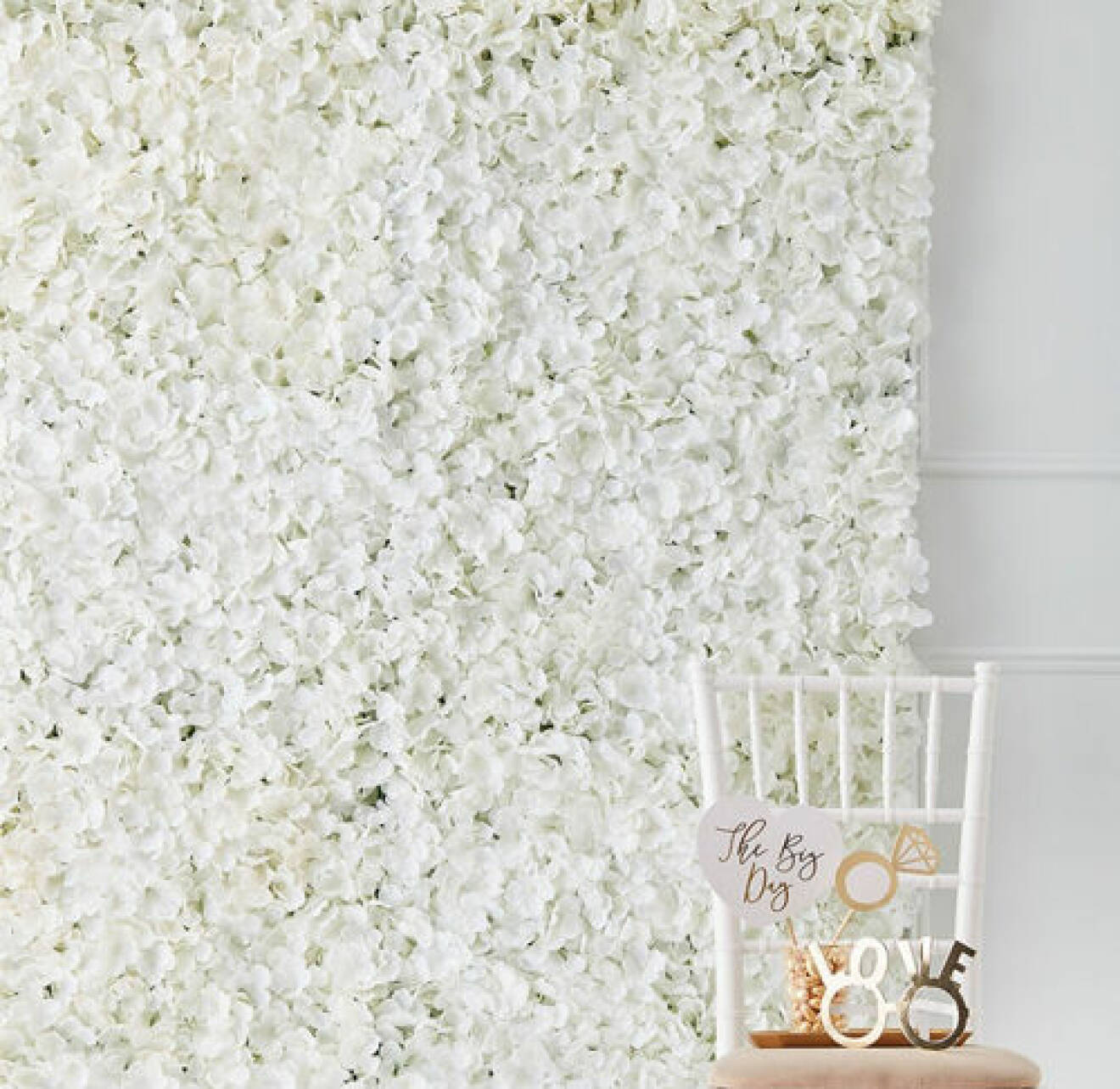 blomstervägg med vita blommor