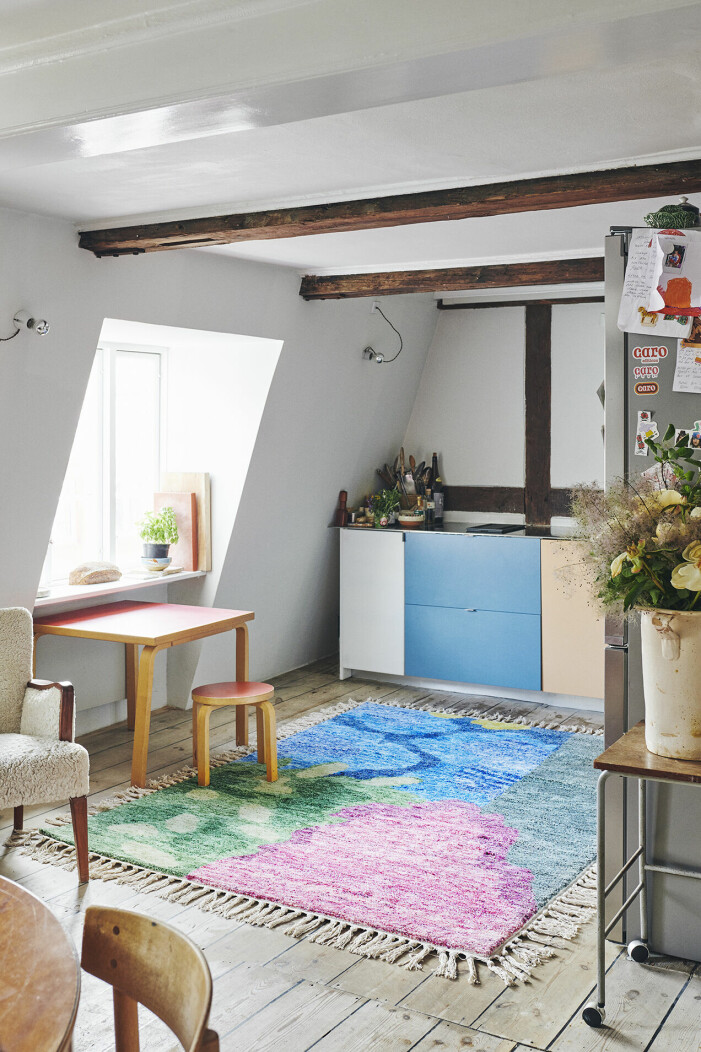 Att förvandla en blomsterinstallation till en vävd bild var en utmaning som krävde många försök och lång tid. <em>Tableau noice shaggy wool rug</em>, från 13 450 kr, Nordic knots. <i>Tableau noice shaggy wool rug</i>, från 13 450 kr, Nordic knots.