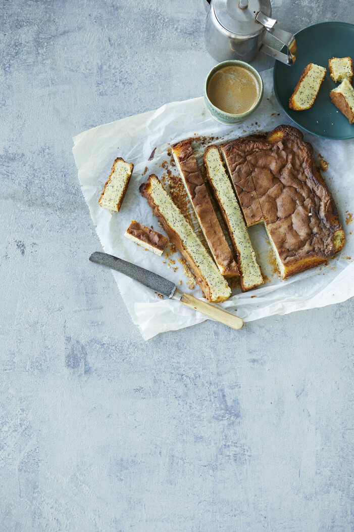 Baka blondie med citron och vallmofrön