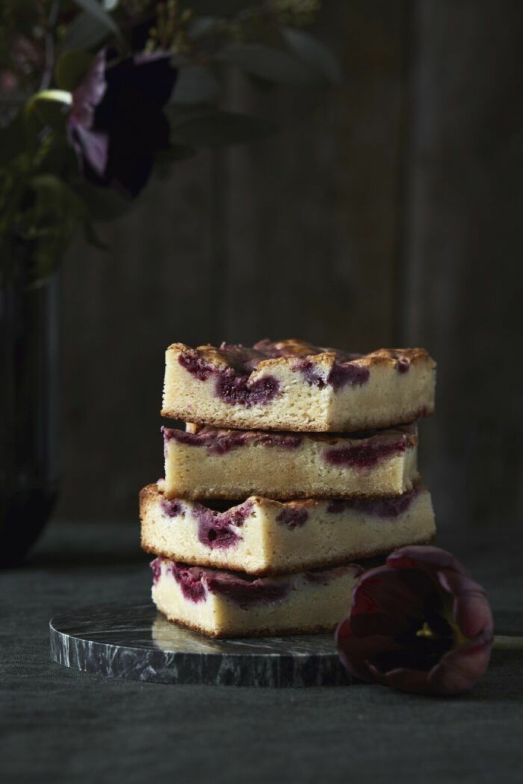 Blondies med vit choklad och hallon. Recept på blondies med vit choklad och hallon