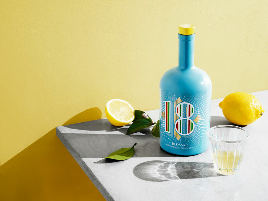 Årets flaska av Blossas glögg ska föra tankarna till medelhavet. Blossa 18 di Limone - årets smak är Limoncello, basilika, timjan och rosmarin.