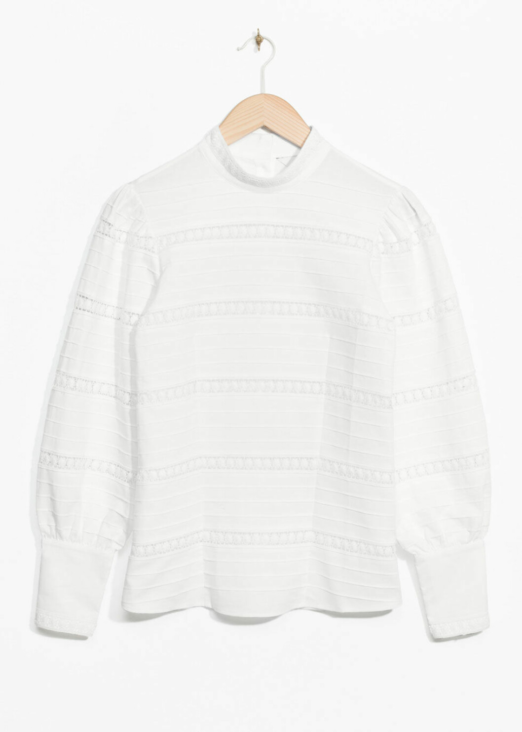 Blus med hög krage.