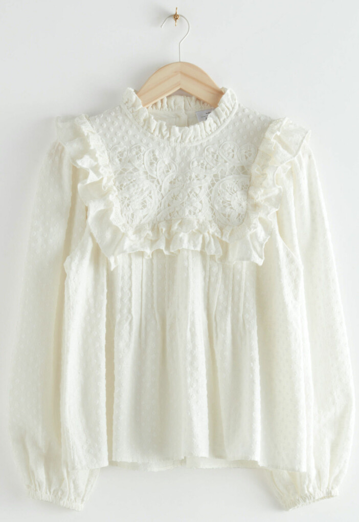 Blus med spets och broderi från & other stories.