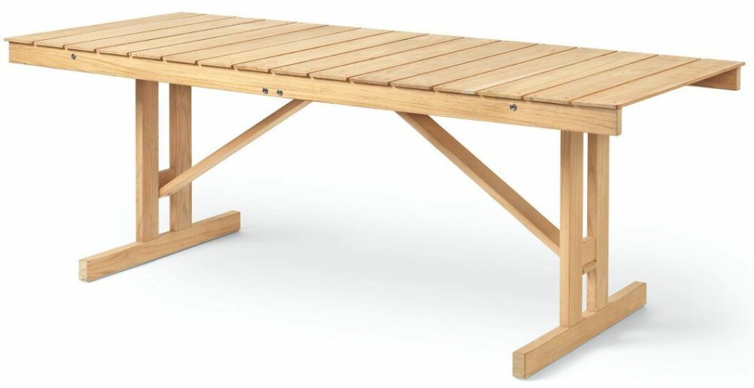 Stilfulla trädgårdsmöbler med ihopfällbar funktion! Bordet BM1771 är formgiven av Børge Mogensen för Carl Hansen.