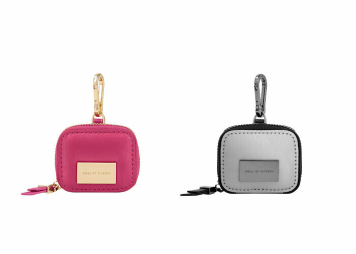 <a target="_blank" href="https://idealofsweden.com//p/bobbi-airpods-zip-bag-magenta?utm_source=online-magazine&utm_medium=macro-influ&utm_campaign=aw22_elle">Bobbi Airpods Zip Bag Magenta</a> &<a target="_blank" href="https://idealofsweden.com//p/bobbi-airpods-zip-bag-reflective-silver?utm_source=online-magazine&utm_medium=macro-influ&utm_campaign=aw22_elle"> Reflective</a> IDEAL OF SWEDEN, 499 kr styck. Bobbi Airpods Zip Bag
