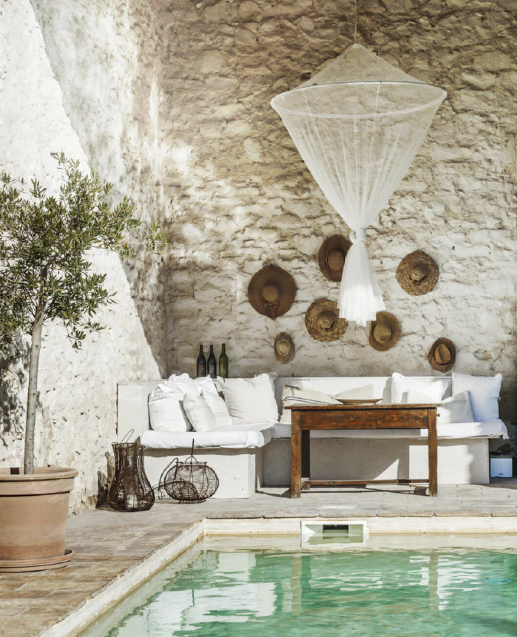 Den här drömmiga pool-oasen var en av de mest gillade bilderna på ELLE Decorations Instagram-konto på <a href="https://www.instagram.com/elledecorationse/">@elledecorationse</a>. Syns i: <a href="https://www.elle.se/decoration/idylliskt-bed-and-breakfast-pa-den-franska-landsbygden/">”Idylliskt bed and breakfast på den franska landsbygden”</a> Så fixar du inredningen med medelhavskänsla.