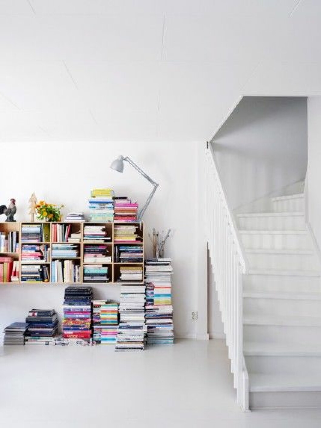 Bokhyllor från ABC Reoler. Liknande arkitektlampa finns hos Luxo. bokhylla-trappa-vitt-golv-inspiration-foto-anna-kern