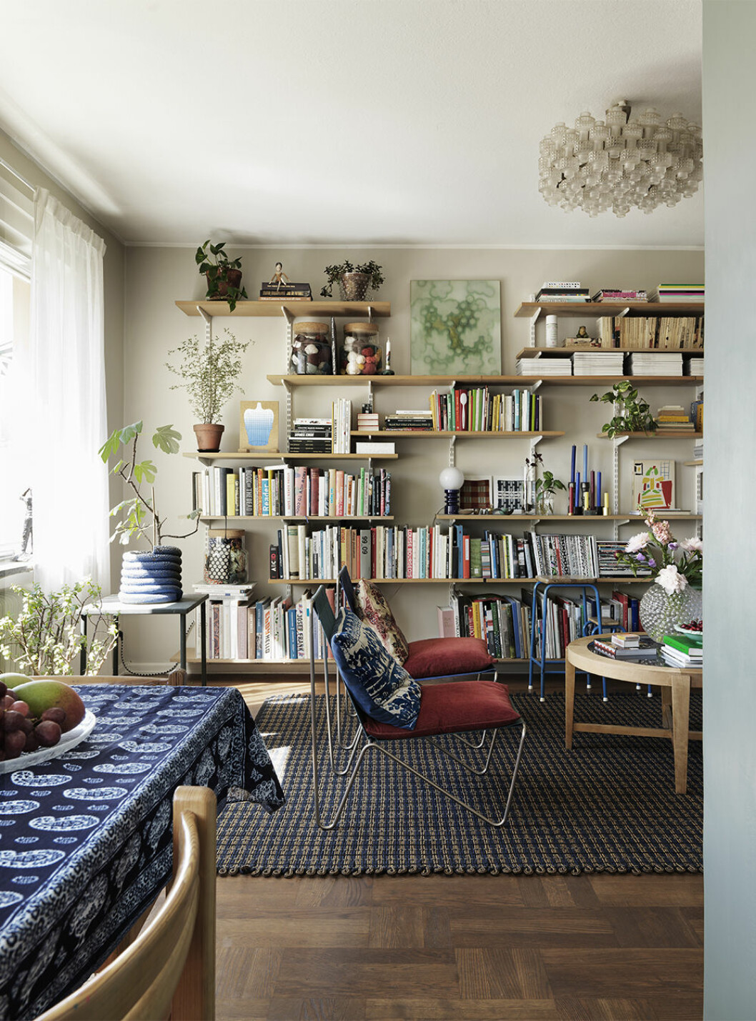 Kreativt med böcker, växter och personliga detaljer hos konstnären Siri Carlén med familj. Fotograf: Petra Bindel Stylist: Emma Persson Lagerberg | Syns i: <a href="https://www.elle.se/decoration/lekfullt-och-hemtrevligt-hos-konstnaren-i-stockholm/" target="_blank" rel="noopener">Lekfullt och hemtrevligt hos konstnären i Stockholm</a> Ombonat och bohemiskt vardagsrum med bokhylla och färg