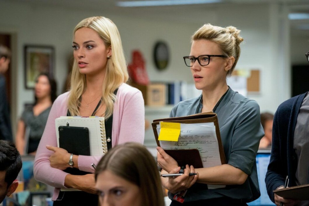 Margot Robbie och Kate McKinnon är två av skådespelerskorna i den nya filmen <em>Bombshell</em>. En bild från filmen Bombshell, som har biopremiär den 17 januari 2020.