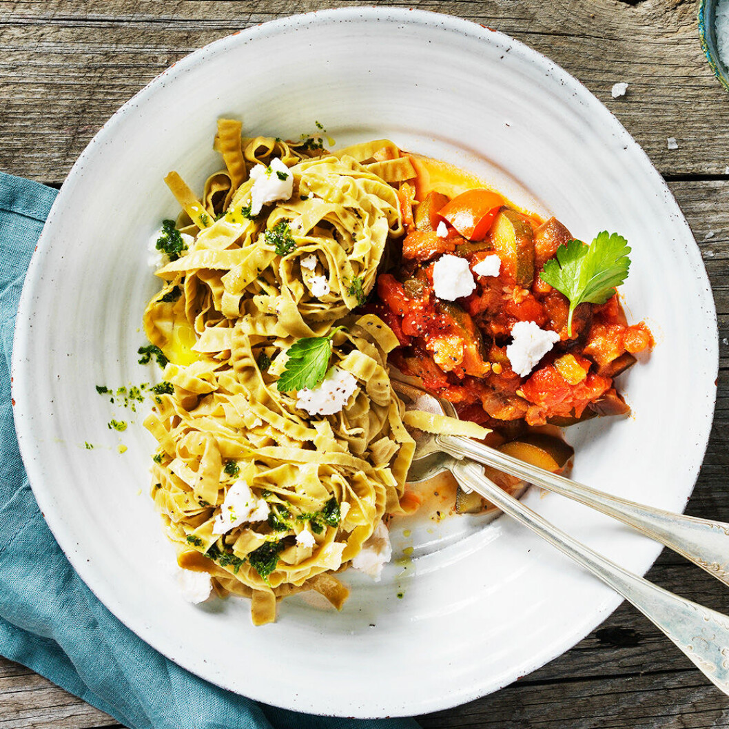 Bönpasta med ratatouille och getost.