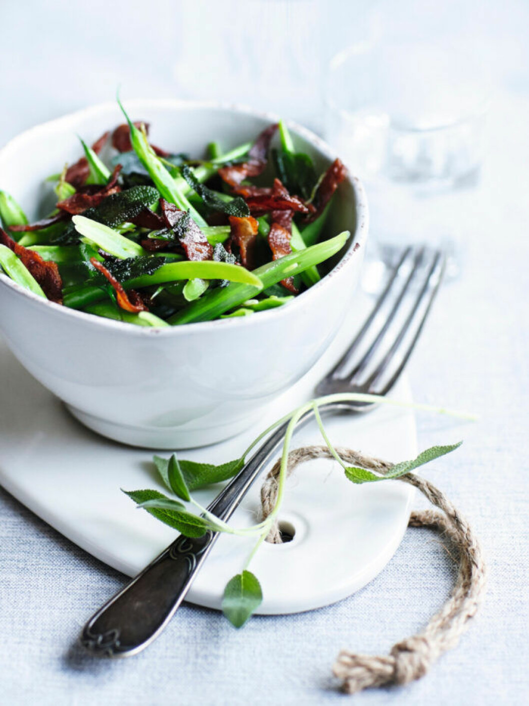 Bönsallad med spröd salvia och bacon. Bönsallad med spröd salvia och bacon