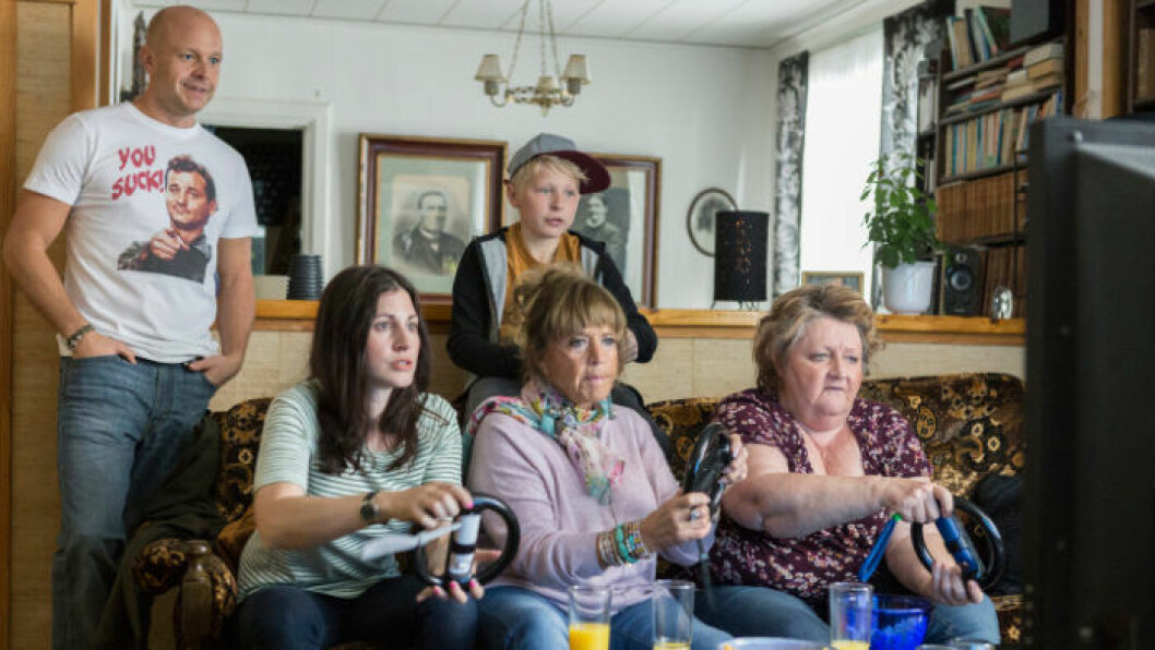 Martin (Fredrik Hallgren), Eddie (Frank Dorsin), Sima (Nour El Refai), Gugge (Lill Babs) och Birgitta (Marianne Mörck). Bild: SVT Martin (Fredrik Hallgren), Eddie (Frank Dorsin), Sima (Nour El Refai), Gugge (Lill Babs) och Birgitta (Marianne Mörck)