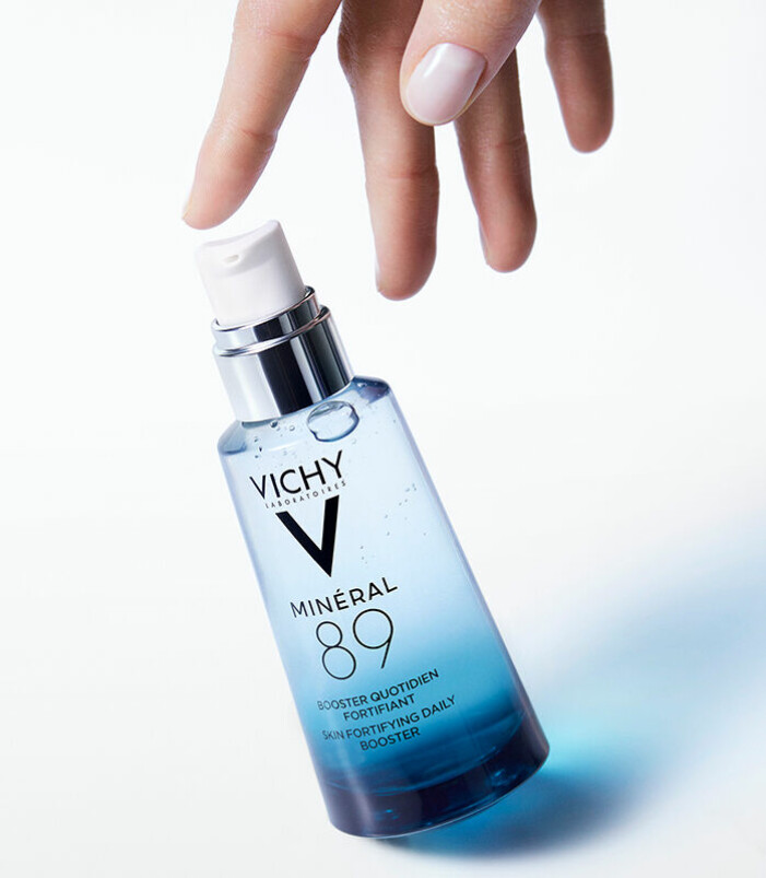 Fuktboostern <a target="_blank" href="https://www.vichy.se/Hudv%c3%a5rd/Min%c3%a9ral-89-St%c3%a4rkande-och-Fuktgivande-Booster-MINERAL-89/p23341.aspx?utm_source=Elle&utm_medium=digitorial&utm_campaign=M89_Q2_SE&utm_id=M89_Q2_SE_Article1">MINÉRAL 89</a> från Vichy används på rengjord hud morgon och kväll. booster