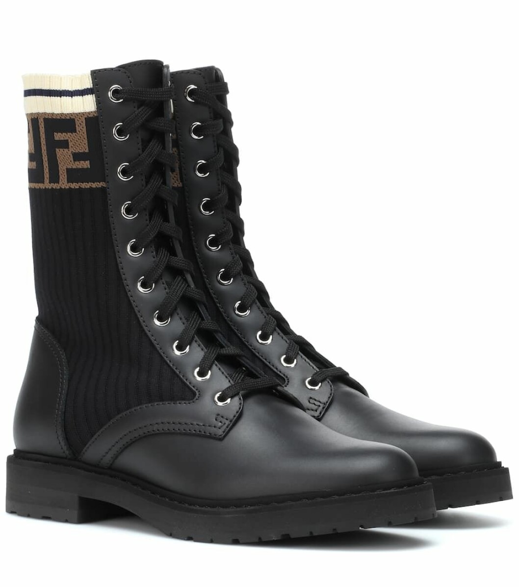 Höga kängor från Fendi med dekorativt ribbat inslag.