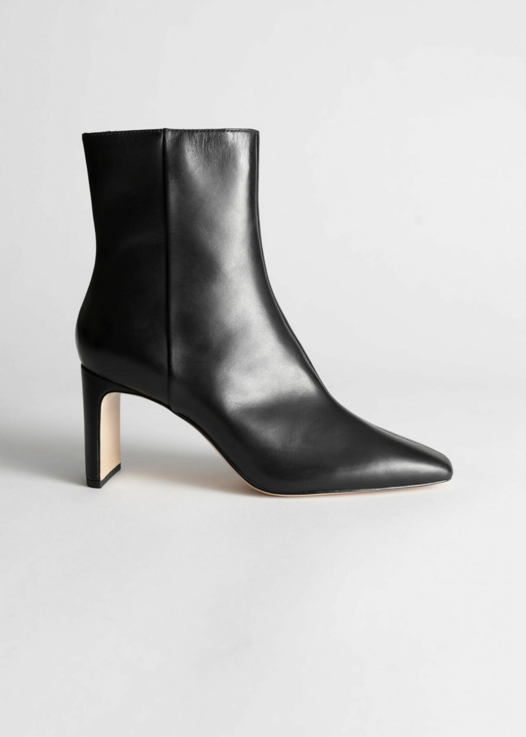 Ett par stilrena boots med en lagom hög klack gör dig redo för både både jobbmöten och afterwork.