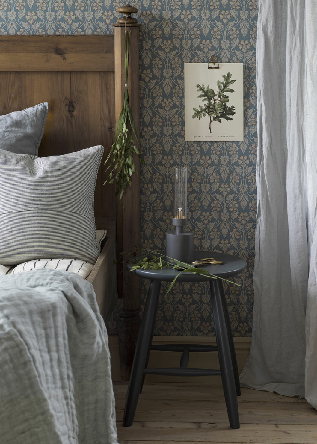 En vanlig pall kan bli en modern möbel med rätt färg och på rätt plats i hemmet. Här snyggt matchad med en modern oljelampa. Foto: Boråstapeter Pall och oljelampa i matchande blå färg