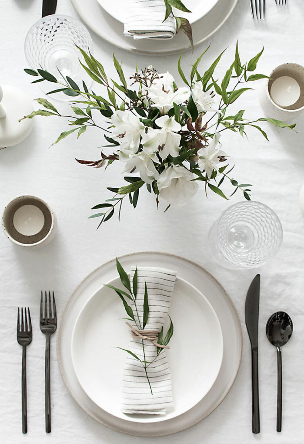 Minimalistisk sommardukning. Foto: <a href="http://www.homeyohmy.com/sponsored-5-tips-simple-modern-tablescape/" target="_blank" rel="noopener">Homeohmy.com</a> Minimalistisk sommardukning.