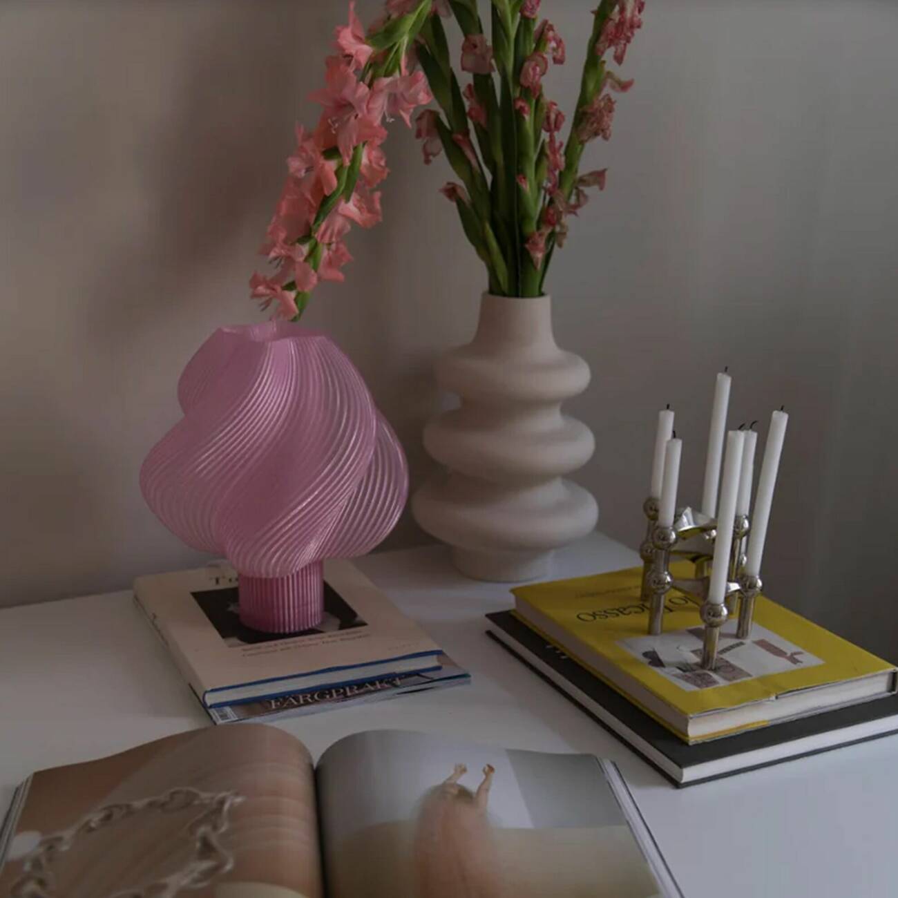 rosa bordslampa från svenska creme atelier